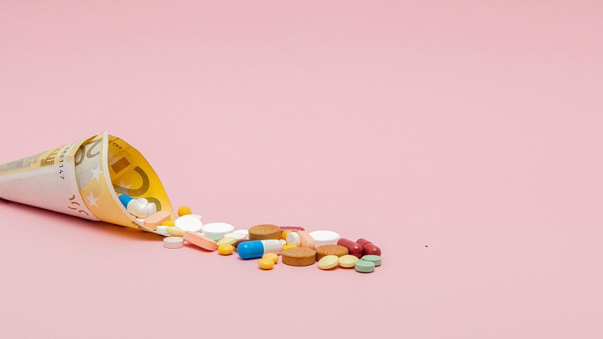 Geldschein mit Pillen und Tabletten