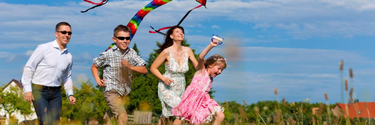 Familie draußen im Sommer beim guten Wetter