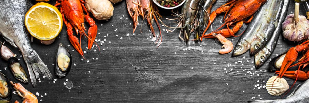 Schwarze Tafel mit Meeresfrüchten