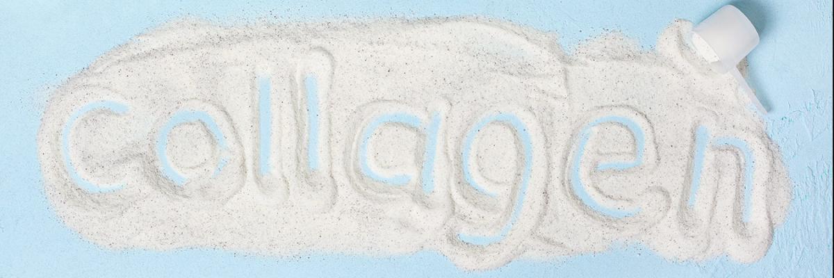 Das Wort Collagen im weißen Pulver auf dem hellblauen Hintergrund