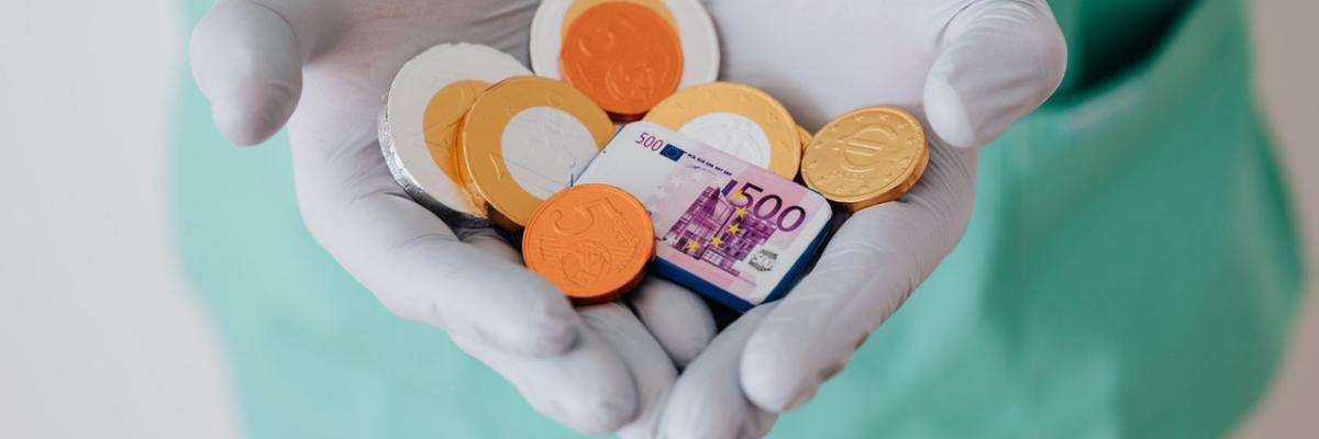 Schokogeld in den Händen von Medpersonal