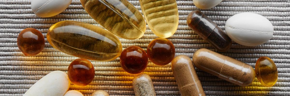 Pillen, Kapseln und Tabletten liegen auf dem Tisch