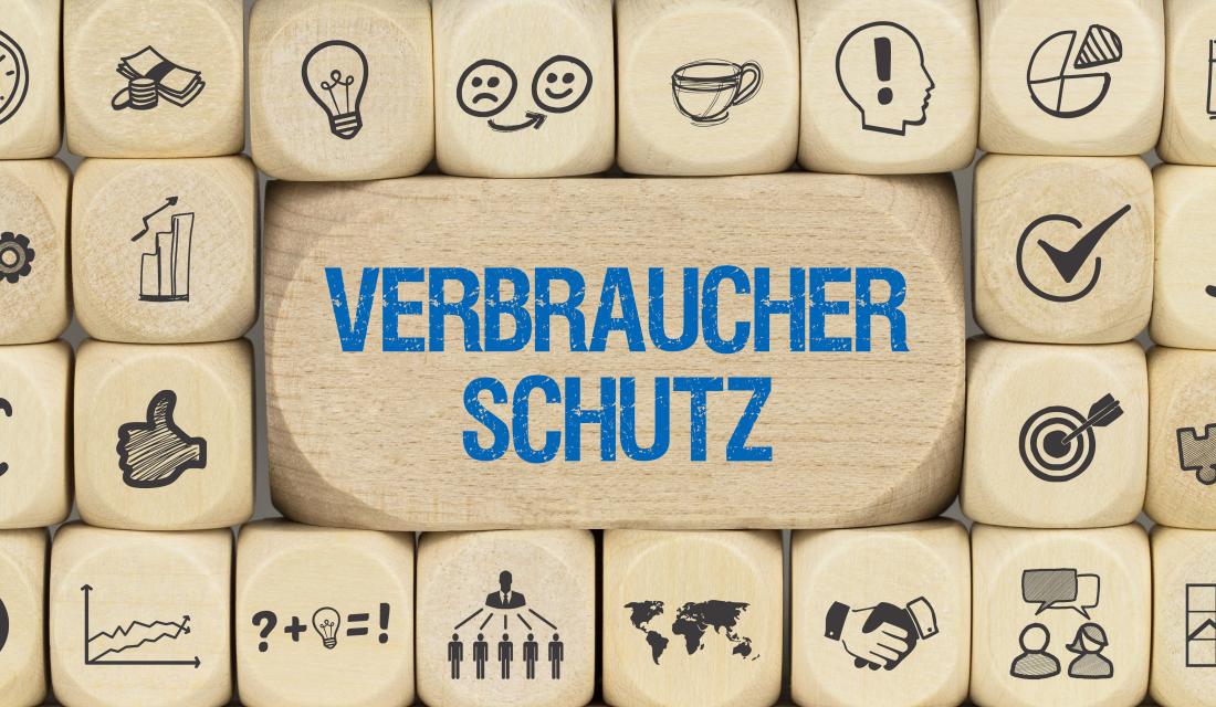 Scrabblewürfel mit verschiedenen Symbolen, in der Mitte ein großer Würfel mit Verbraucherschutz